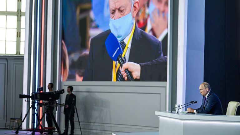 Президент РФ Владимир Путин на большой ежегодной пресс-конференции в Центральном выставочном зале Манеж Президент РФ Владимир Путин на большой ежегодной пресс-конференции в Центральном выставочном зале Манеж