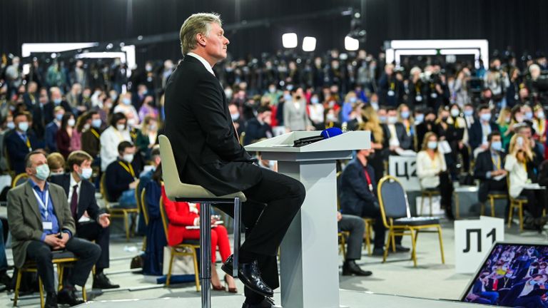 Заместитель руководителя администрации президента - пресс-секретарь президента РФ Дмитрий Песков во время большой ежегодной пресс-конференции президента РФ Владимира Путина Заместитель руководителя администрации президента - пресс-секретарь президента РФ Дмитрий Песков во время большой ежегодной пресс-конференции президента РФ Владимира Путина