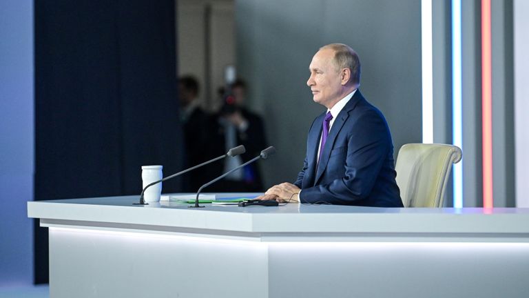 Президент РФ Владимир Путин на большой ежегодной пресс-конференции в Центральном выставочном зале Манеж Президент РФ Владимир Путин на большой ежегодной пресс-конференции в Центральном выставочном зале Манеж