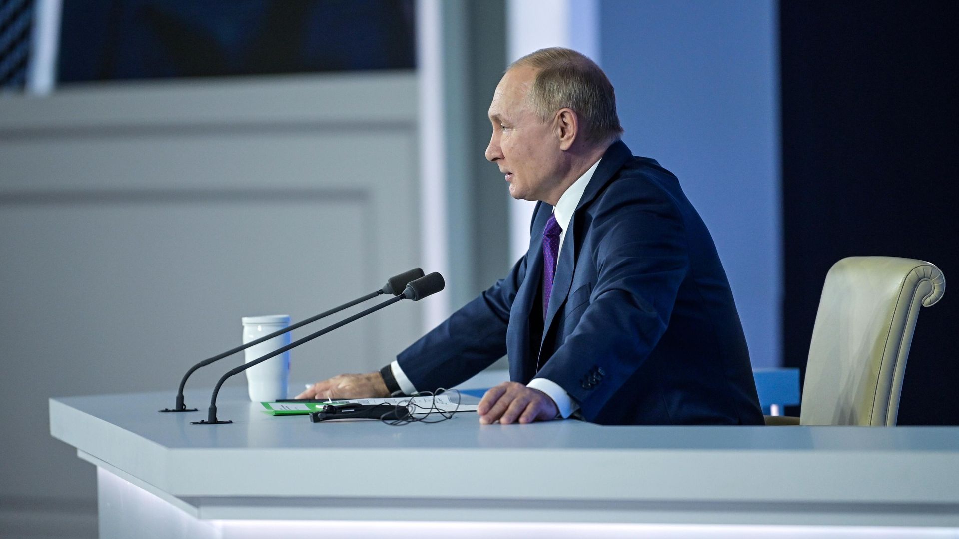 Президент РФ Владимир Путин на большой ежегодной пресс-конференции в Центральном выставочном зале Манеж Президент РФ Владимир Путин на большой ежегодной пресс-конференции в Центральном выставочном зале Манеж - РИА Новости, 1920, 23.12.2021