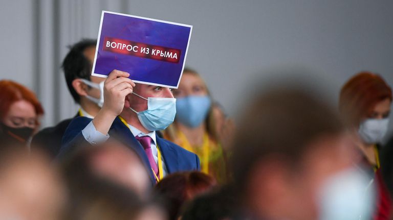 Журналист во время большой ежегодной пресс-конференции президента РФ Владимира Путина в Центральном выставочном зале Манеж Журналист во время большой ежегодной пресс-конференции президента РФ Владимира Путина в Центральном выставочном зале Манеж