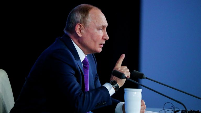 Президент РФ Владимир Путин на большой ежегодной пресс-конференции в Центральном выставочном зале Манеж Президент РФ Владимир Путин на большой ежегодной пресс-конференции в Центральном выставочном зале Манеж