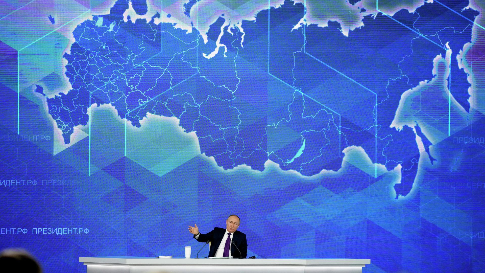 Президент РФ Владимир Путин на большой ежегодной пресс-конференции в Центральном выставочном зале Манеж Президент РФ Владимир Путин на большой ежегодной пресс-конференции в Центральном выставочном зале Манеж - РИА Новости, 1920, 23.12.2021