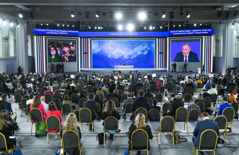 Президент РФ Владимир Путин на большой ежегодной пресс-конференции в Центральном выставочном зале Манеж Президент РФ Владимир Путин на большой ежегодной пресс-конференции в Центральном выставочном зале Манеж