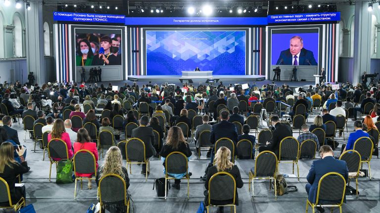 Президент РФ Владимир Путин на большой ежегодной пресс-конференции в Центральном выставочном зале Манеж Президент РФ Владимир Путин на большой ежегодной пресс-конференции в Центральном выставочном зале Манеж
