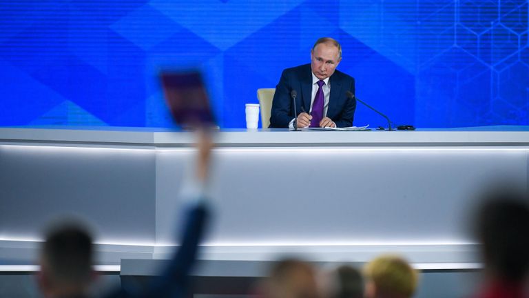 Президент РФ Владимир Путин на большой ежегодной пресс-конференции в Центральном выставочном зале Манеж Президент РФ Владимир Путин на большой ежегодной пресс-конференции в Центральном выставочном зале Манеж