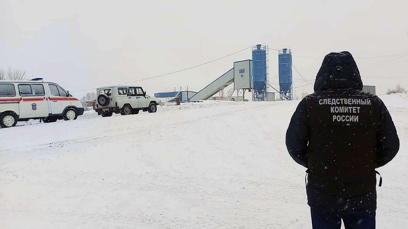 Сотрудник СК на месте задымления на шахте Листвяжная Сотрудник СК на месте задымления на шахте Листвяжная - РИА Новости, 1920, 25.11.2021