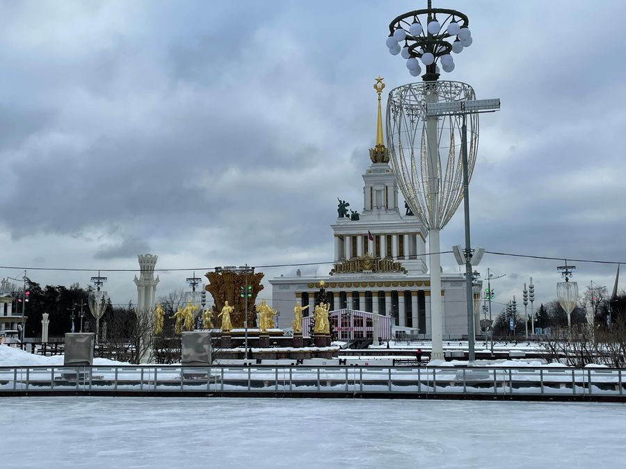 Главный павильон, фонтан Дружба народов и каток на ВДНХ Главный павильон, фонтан Дружба народов и каток на ВДНХ