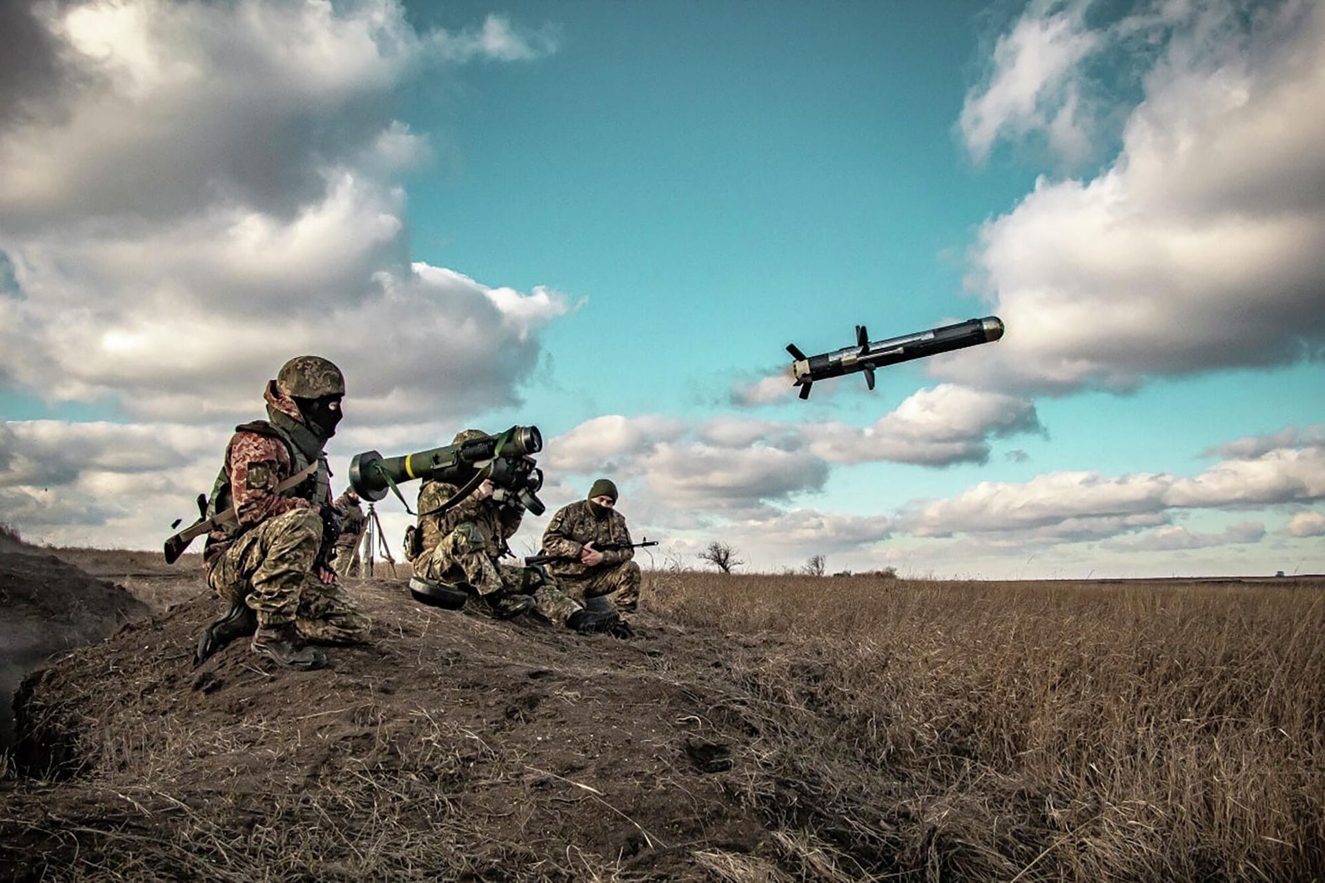 Украинские военные используют пусковую установку с американскими ракетами Javelin во время военных учений в Донецкой области Украинские военные используют пусковую установку с американскими ракетами Javelin во время военных учений в Донецкой области - РИА Новости, 1920, 28.12.2021