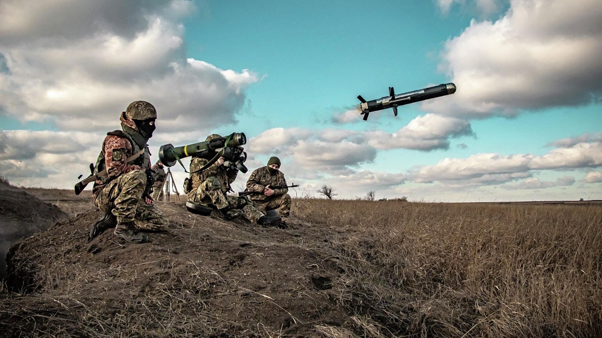 Украинские военные используют пусковую установку с американскими ракетами Javelin во время военных учений в Донецкой области Украинские военные используют пусковую установку с американскими ракетами Javelin во время военных учений в Донецкой области - РИА Новости, 1920, 12.04.2022