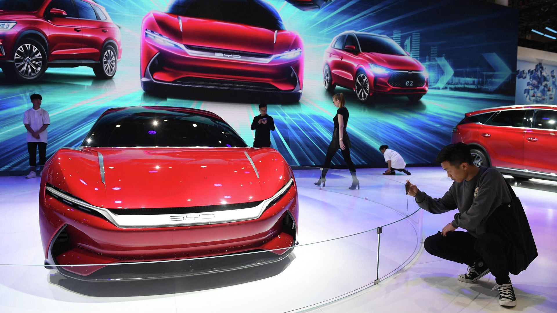 Мужчина фотографирует электрический концепт-кар BYD E-SEED GT на Шанхайском автосалоне Мужчина фотографирует электрический концепт-кар BYD E-SEED GT на Шанхайском автосалоне - РИА Новости, 1920, 24.12.2021