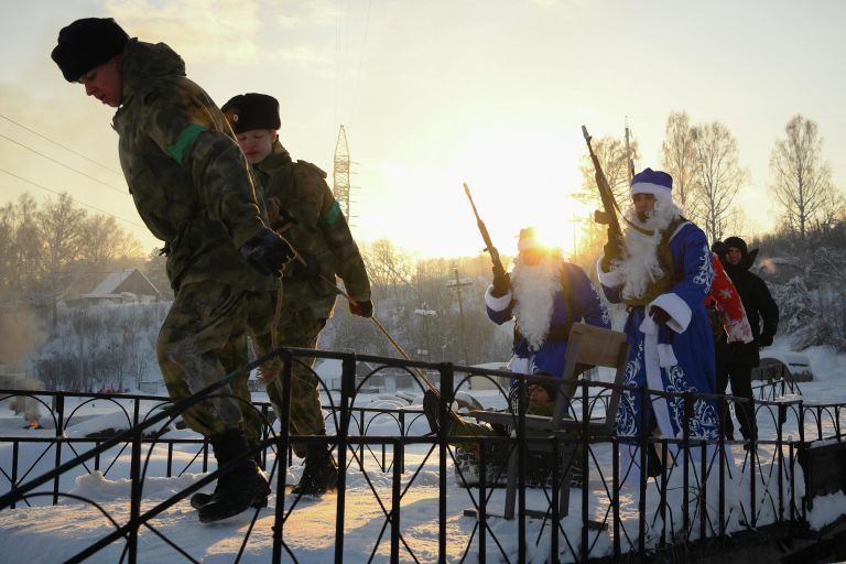 Сотрудники Росгвардии и воспитанники профильных классов Росгвардии проходят зимнюю Штурмовую полосу в Кемеровской области Сотрудники Росгвардии и воспитанники профильных классов Росгвардии проходят зимнюю Штурмовую полосу в Кемеровской области