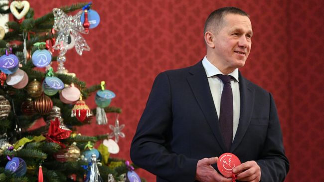 Зампредседателя правительства  полномочный представитель президента РФ в ДФО Юрий Трутнев участвует в акции Елка желаний