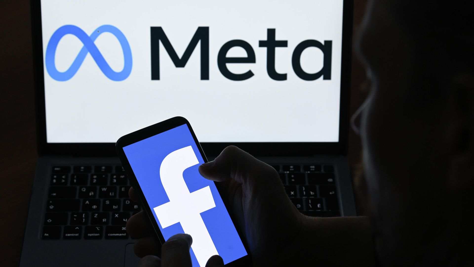Логотипы компании Facebook и Meta на экранах смартфона и монитора Логотипы компании Facebook и Meta на экранах смартфона и монитора - РИА Новости, 1920, 24.12.2021