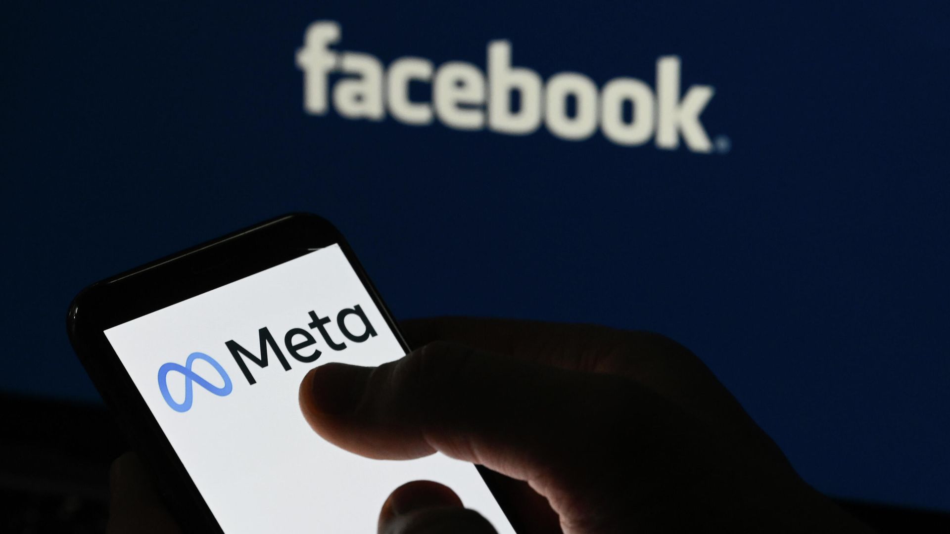 Логотипы компании Facebook и Meta на экранах смартфона и монитора Логотипы компании Facebook и Meta на экранах смартфона и монитора - РИА Новости, 1920, 11.03.2022