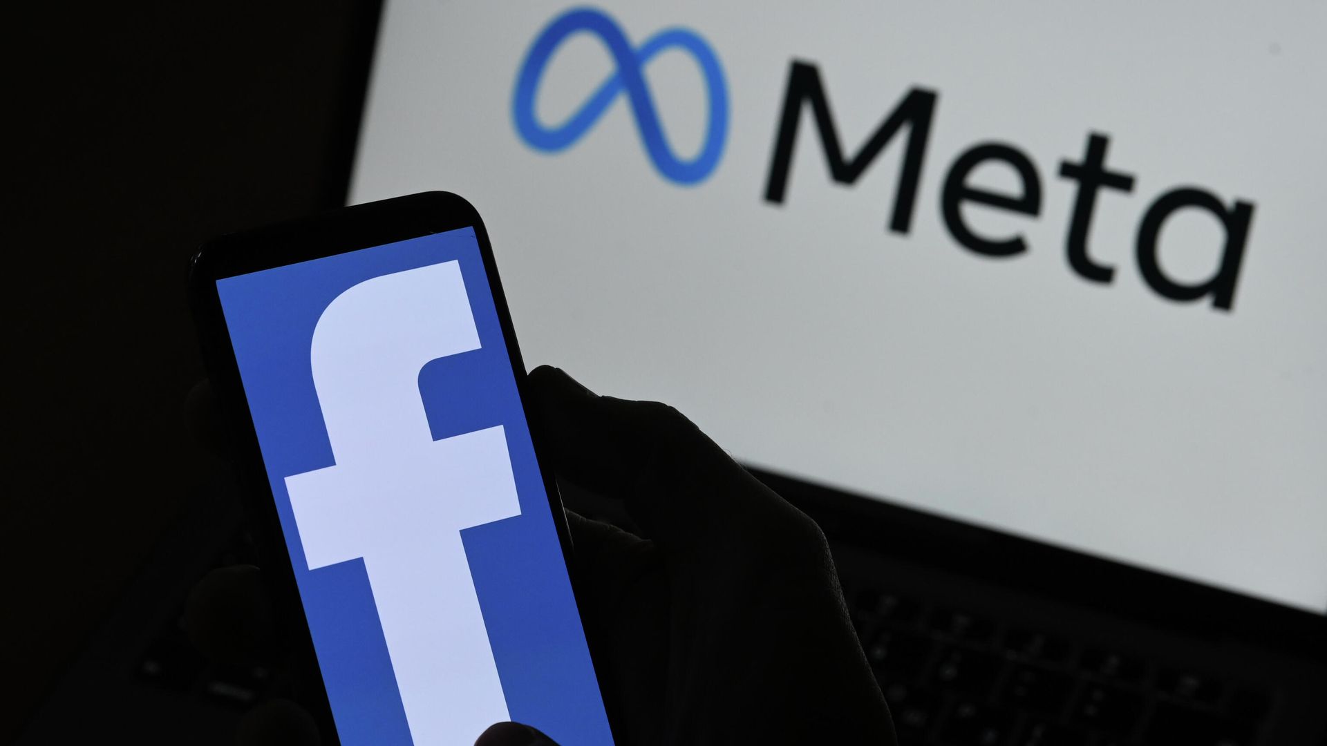 Логотипы компании Facebook и Meta на экранах смартфона и монитора - РИА Новости, 1920, 14.03.2022