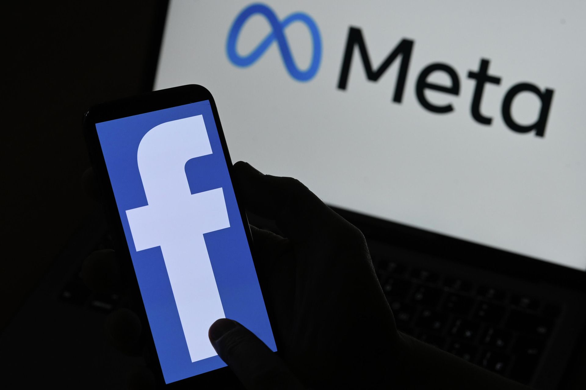 Логотипы компании Facebook и Meta на экранах смартфона и монитора Логотипы компании Facebook и Meta на экранах смартфона и монитора - РИА Новости, 1920, 24.12.2021