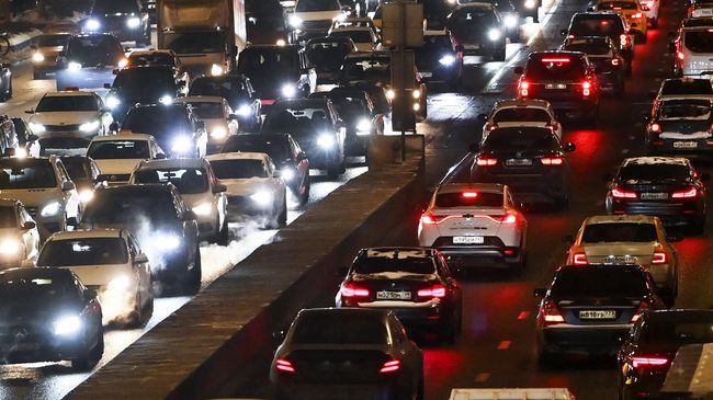 Автомобили стоят в пробке на Новинском бульваре в Москве