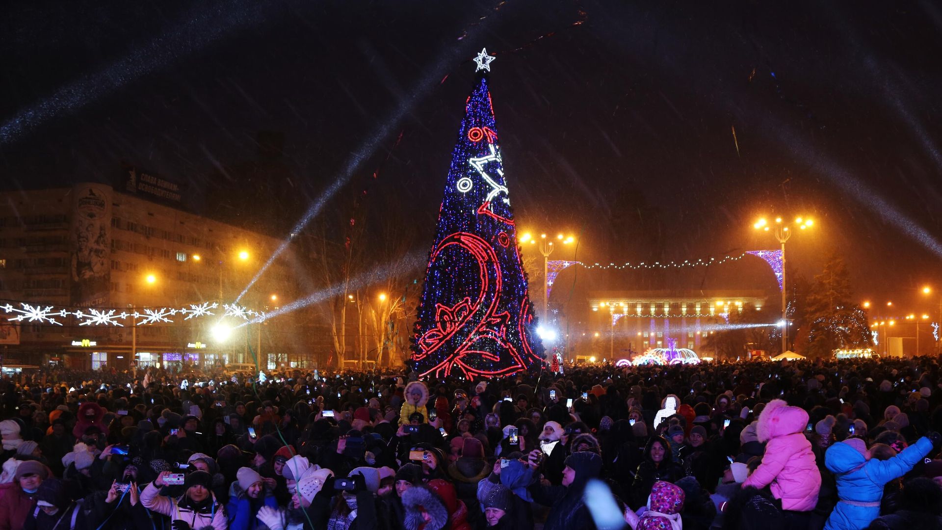 Горожане на площади Ленина в Донецке Горожане на площади Ленина в Донецке - РИА Новости, 1920, 27.12.2022