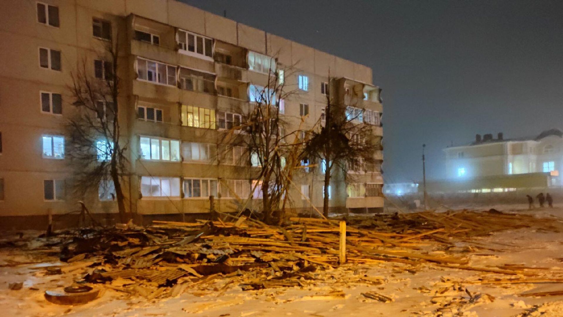 Разрушение части шиферной кровли пятиэтажного в городе Мариинский Посад в Чуваши Разрушение части шиферной кровли пятиэтажного в городе Мариинский Посад в Чуваши - РИА Новости, 1920, 25.12.2021