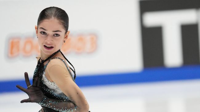 Аделия Петросян выступает с произвольной программой на чемпионате России по фигурному катанию
