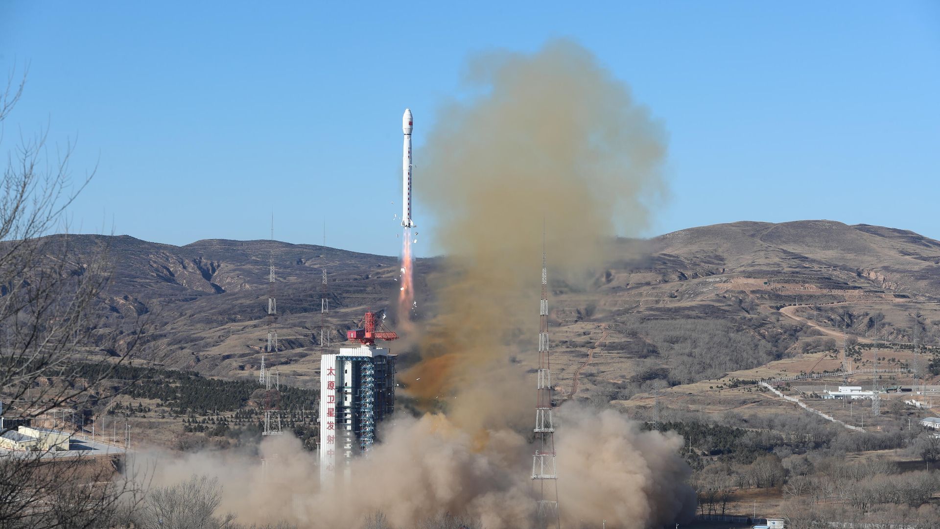 Запуск ракеты-носителя Чанчжэн-4 с оптическим спутником дистанционного зондирования земной поверхности Цзыюань-1 02E с космодрома Тайюань в Китае Запуск ракеты-носителя Чанчжэн-4 с оптическим спутником дистанционного зондирования земной поверхности Цзыюань-1 02E с космодрома Тайюань в Китае - РИА Новости, 1920, 26.12.2021