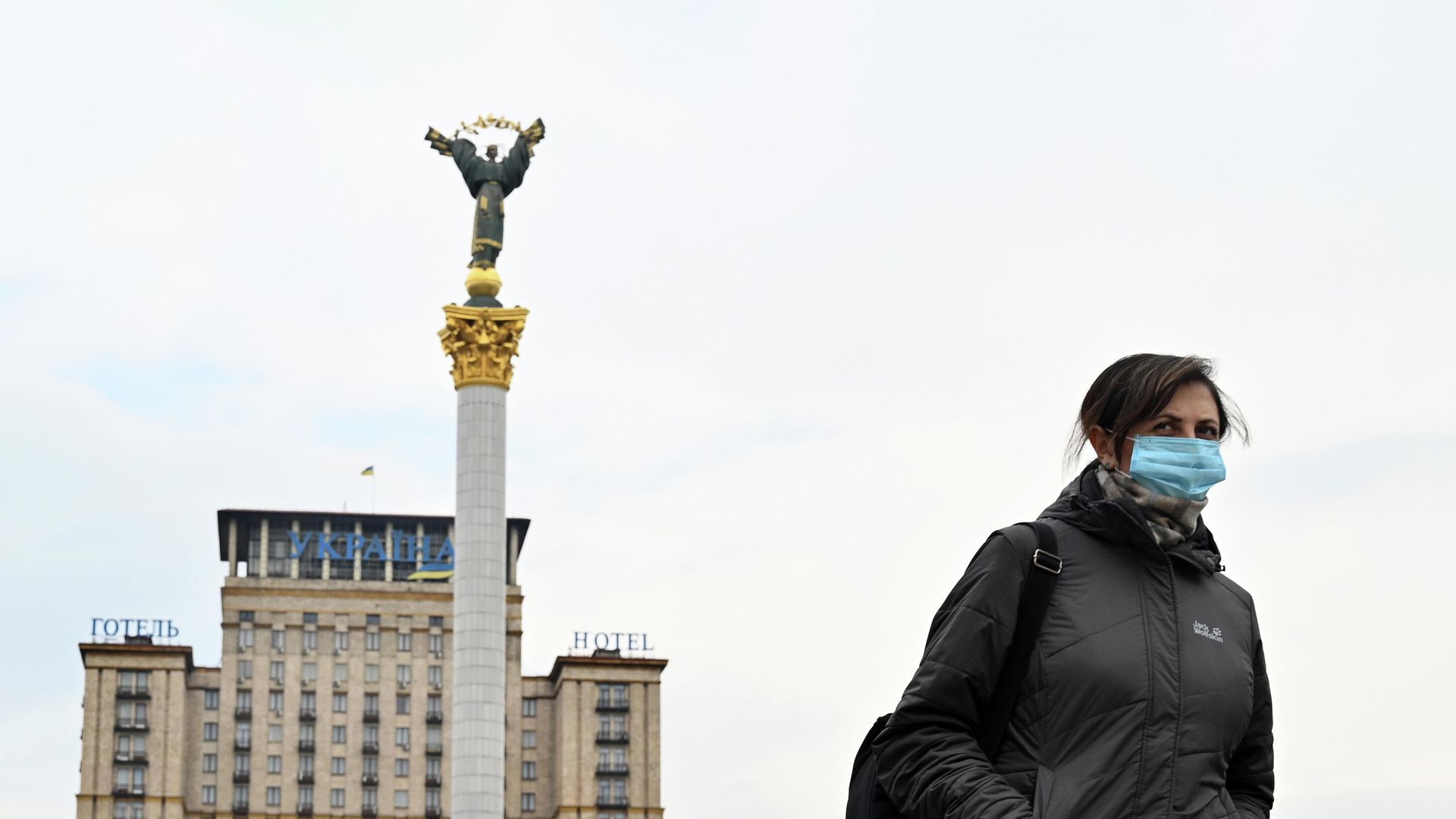 Женщина на площади Независимости в Киеве Женщина на площади Независимости в Киеве - РИА Новости, 1920, 13.11.2020