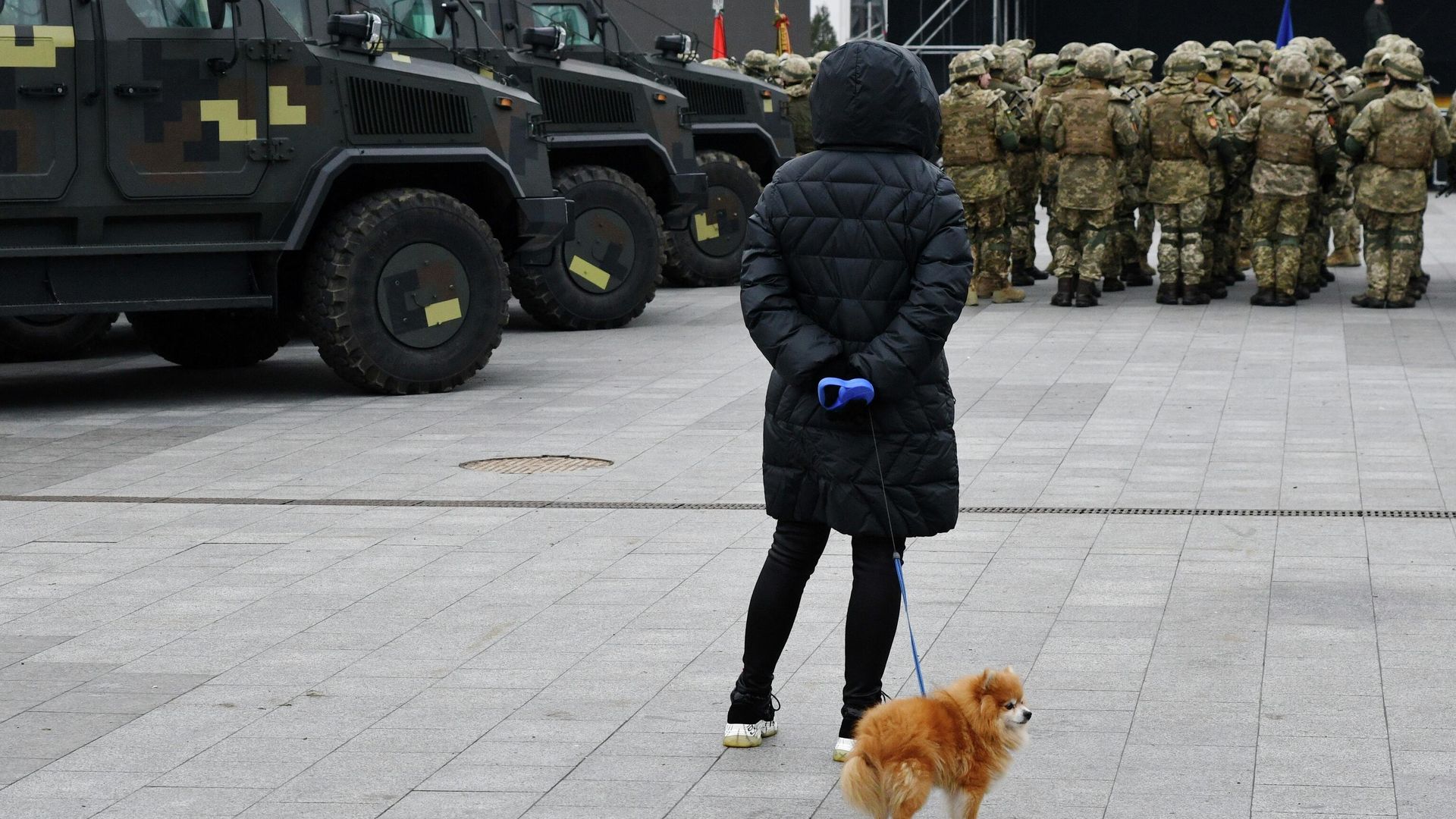 Женщина смотрит на группу военнослужащих во время репетиции парада ко Дню Вооруженных сил Украины - РИА Новости, 1920, 01.02.2022