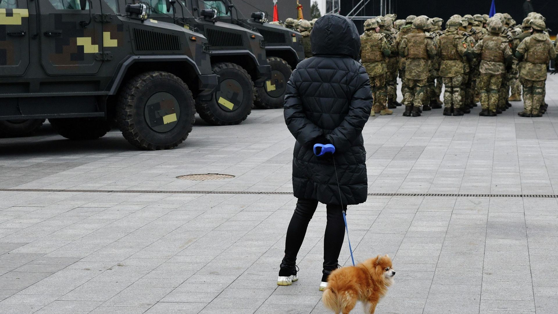 Женщина смотрит на группу украинских военнослужащих Женщина смотрит на группу украинских военнослужащих - РИА Новости, 1920, 16.04.2025