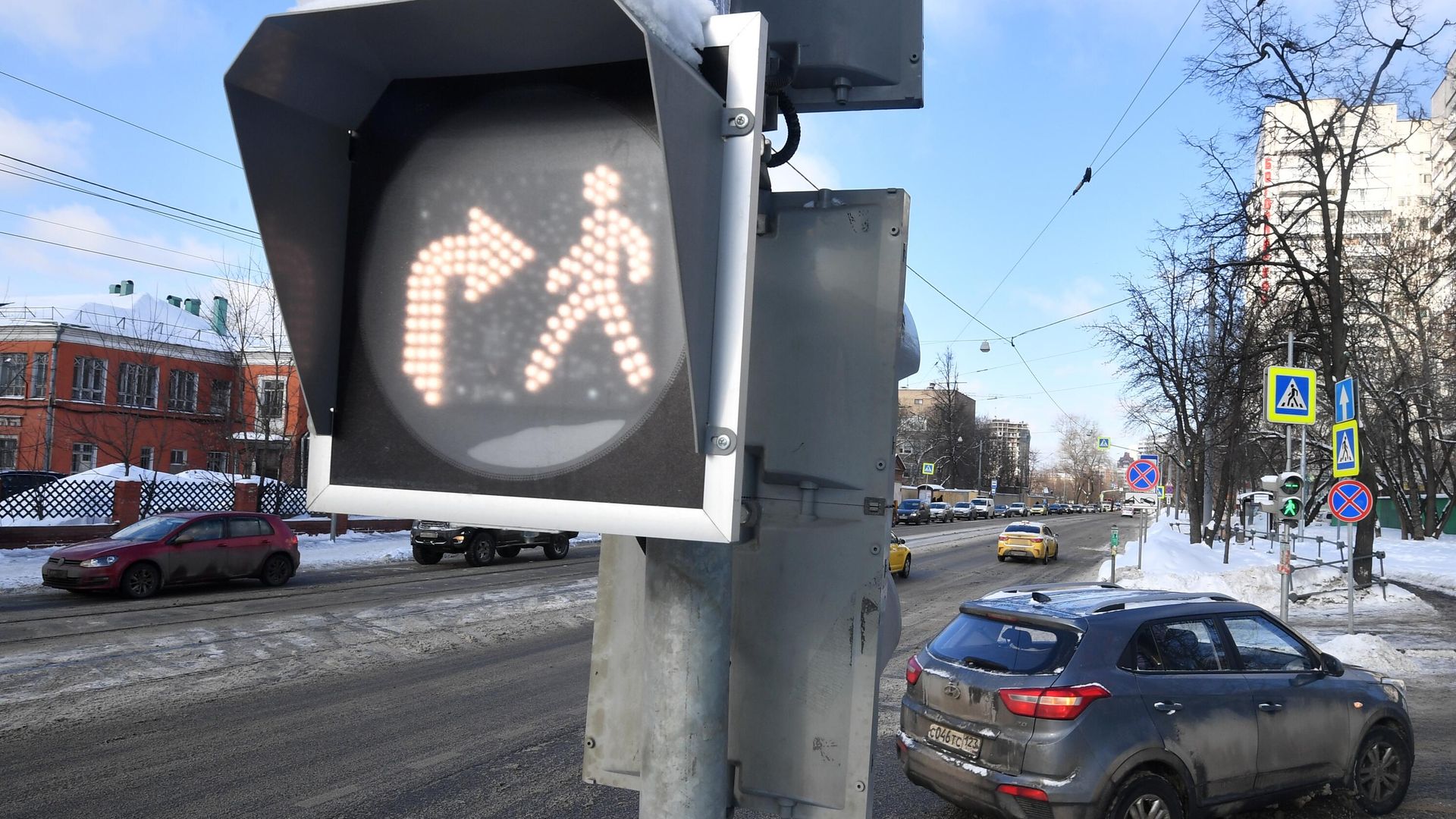 Светофор в Москве с совмещенной фазой, разрешающий одновременное движение пешеходов и автомобилей, которые совершают поворот Светофор в Москве с совмещенной фазой, разрешающий одновременное движение пешеходов и автомобилей, которые совершают поворот - РИА Новости, 1920, 27.12.2021
