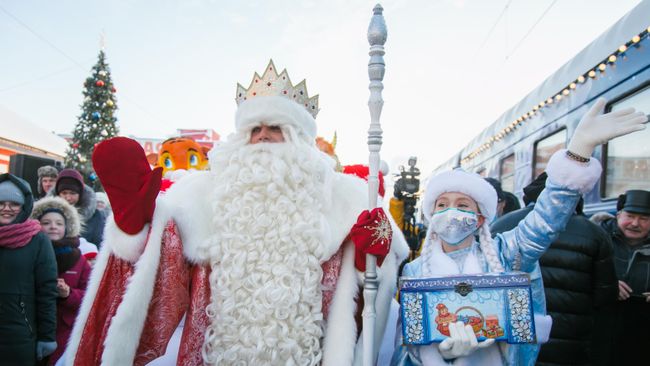 Дед Мороз и Снегурочка на железнодорожном вокзале в Вологде, где сделал свою первую остановку сказочный поезд главного новогоднего волшебника страны