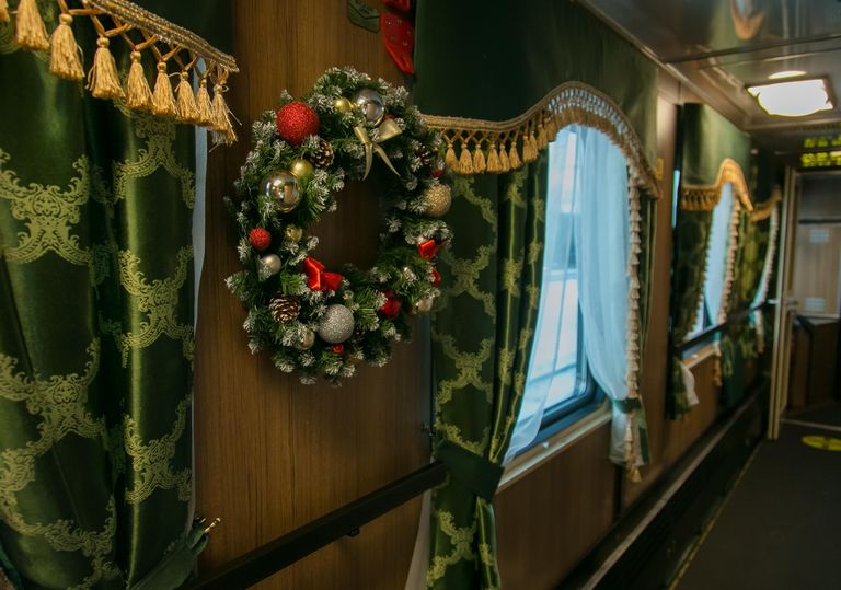 В вагоне сказочного поезда российского Деда Мороза, на котором главный новогодний волшебник страны отправился поздравлять детей, во время первой остановки в Вологде В вагоне сказочного поезда российского Деда Мороза, на котором главный новогодний волшебник страны отправился поздравлять детей, во время первой остановки в Вологде
