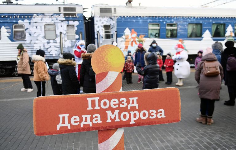Екатеринбуржцы у Сказочного поезда Деда Мороза, прибывшего из Великого Устюга, на вокзале Екатеринбурга Екатеринбуржцы у Сказочного поезда Деда Мороза, прибывшего из Великого Устюга, на вокзале Екатеринбурга