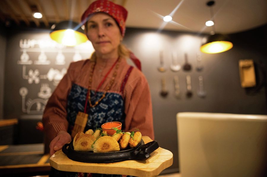 Экскурсовод демонстрирует Посикунчики в кафе-музее Пермская кухня в Перми Экскурсовод демонстрирует Посикунчики в кафе-музее Пермская кухня в Перми
