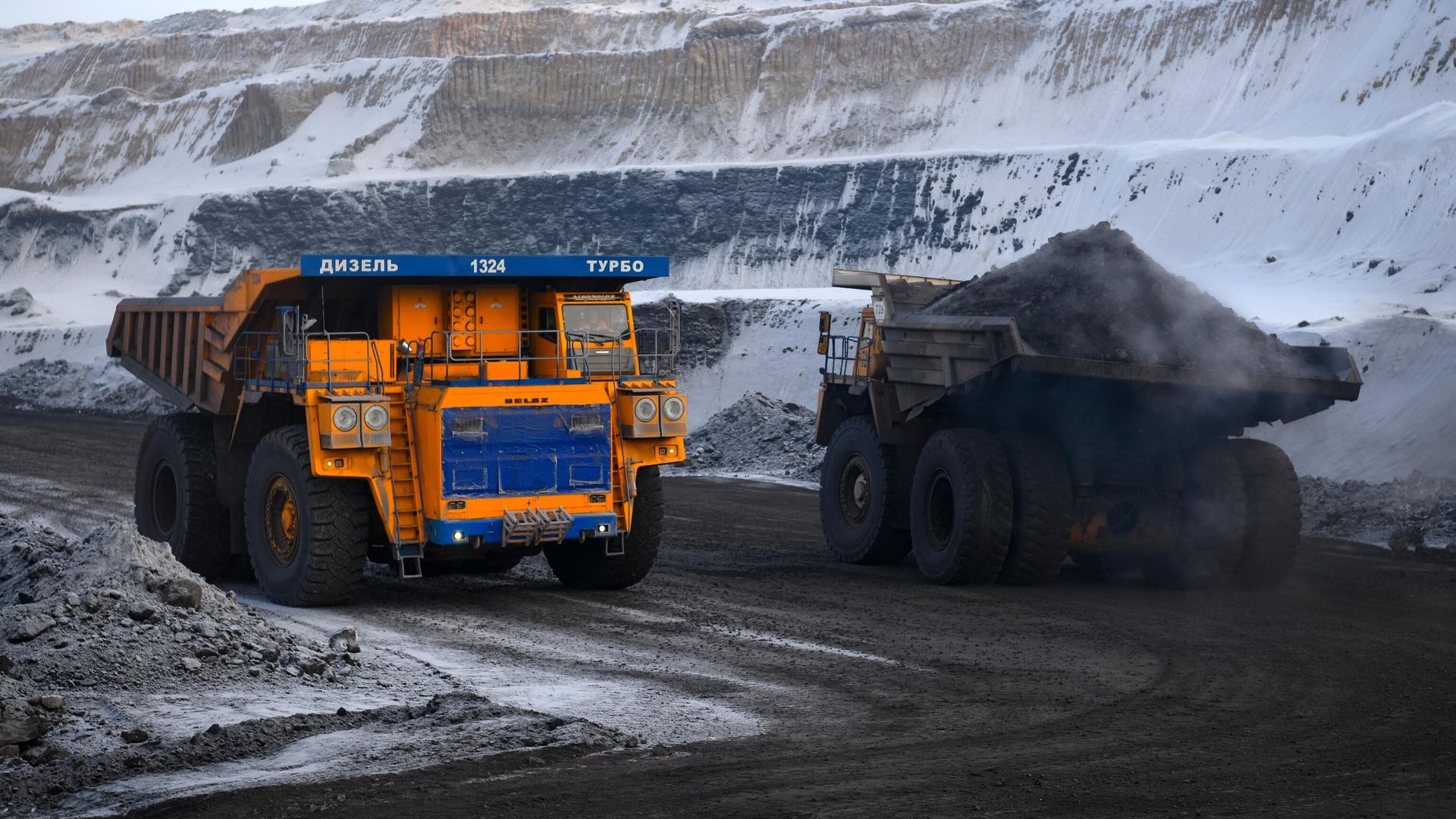 Автомобили BELAZ перевозят уголь Автомобили BELAZ перевозят уголь - РИА Новости, 1920, 14.05.2025