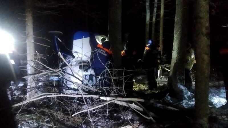 Спасатели на месте жесткой посадки вертолета Ми-2 в Удмуртии Спасатели на месте жесткой посадки вертолета Ми-2 в Удмуртии - РИА Новости, 1920, 28.12.2021
