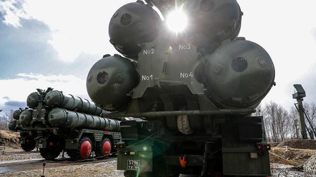 Боевые расчеты новейших зенитных ракетных систем С-400 Триумф