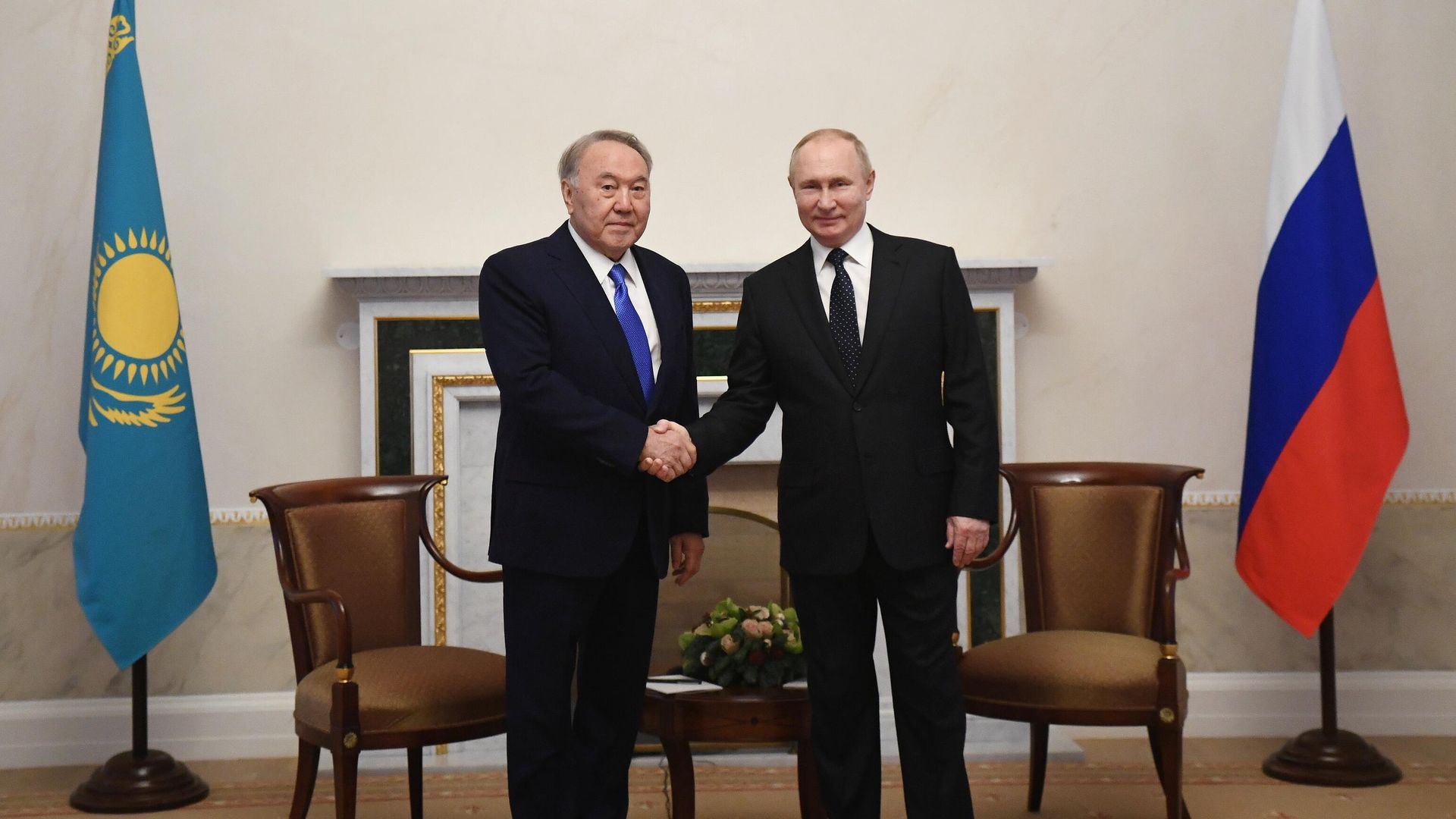 Президент РФ Владимир Путин и первый президент Казахстана - Лидер нации Нурсултан Назарбаев во время встречи в рамках неформального саммита руководителей государств - участников СНГ - РИА Новости, 1920, 28.12.2021