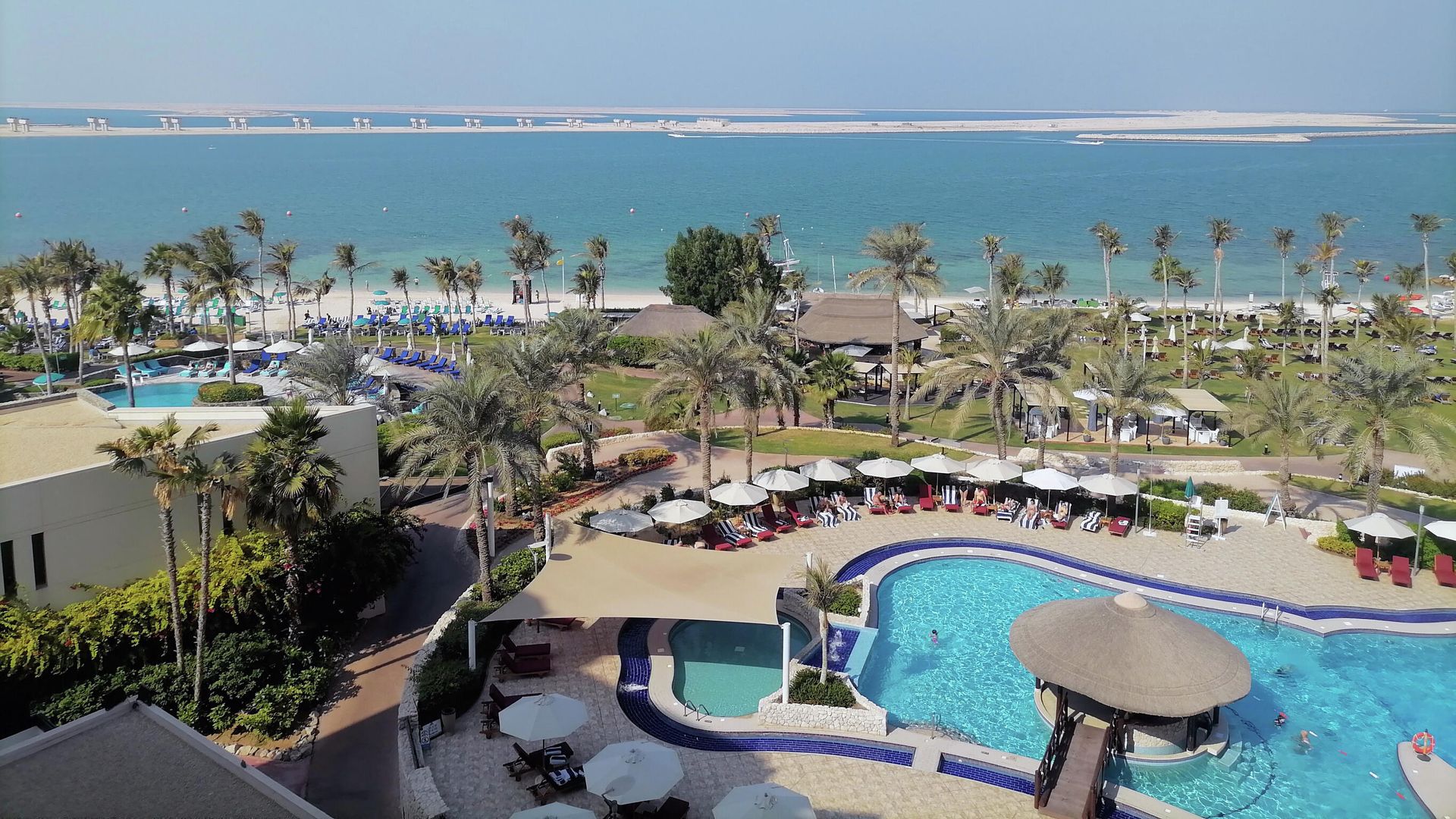 Вид на бассейн и пальму комплекса JA The Resort Dubai Вид на бассейн и пальму комплекса JA The Resort Dubai - РИА Новости, 1920, 10.08.2022