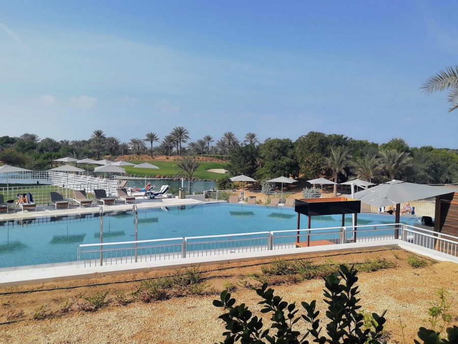 Территория отеля JA Lake View Дубай