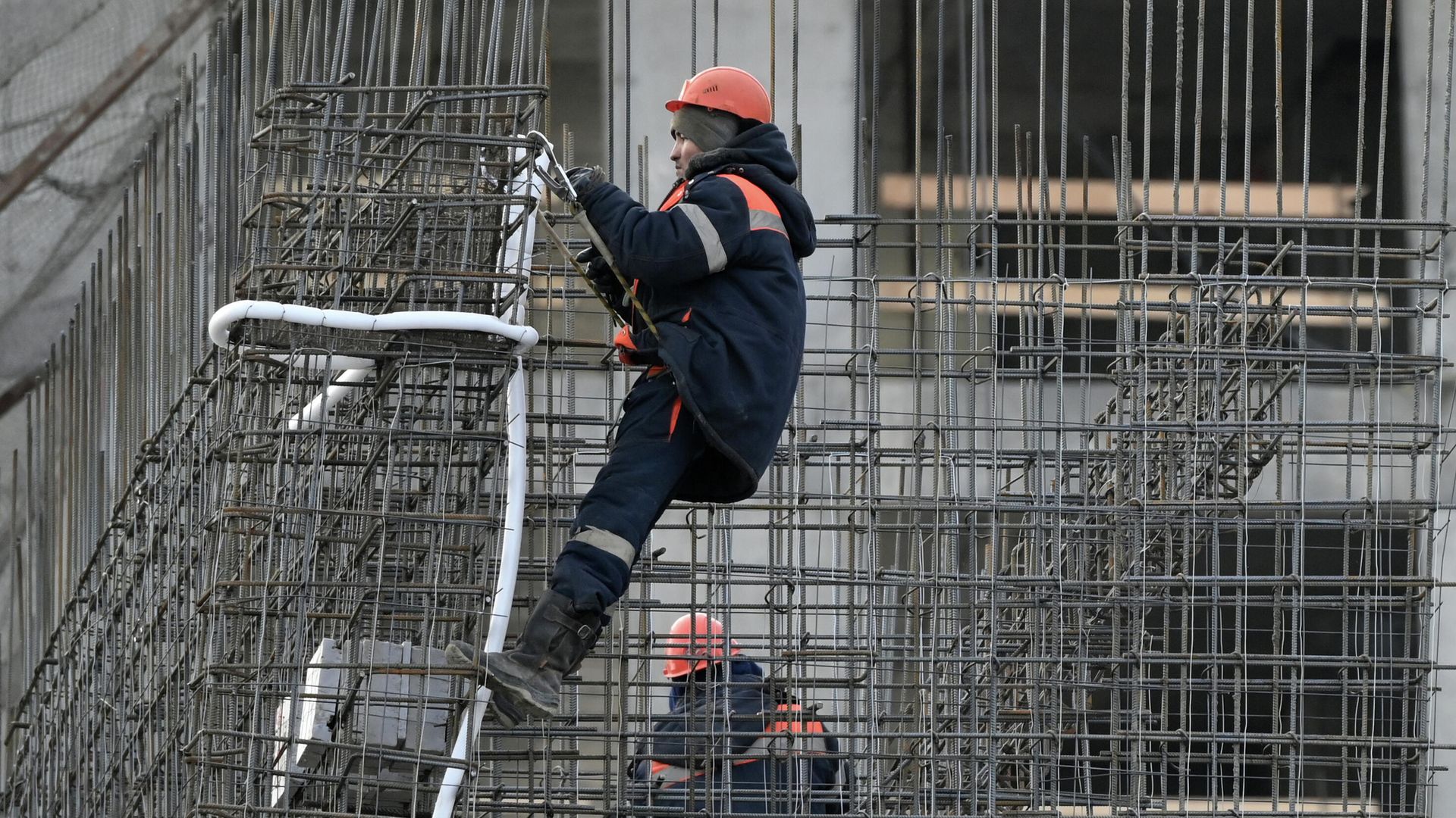 Рабочие на строительной площадке ЖК Рабочие на строительной площадке ЖК - РИА Новости, 1920, 05.01.2022