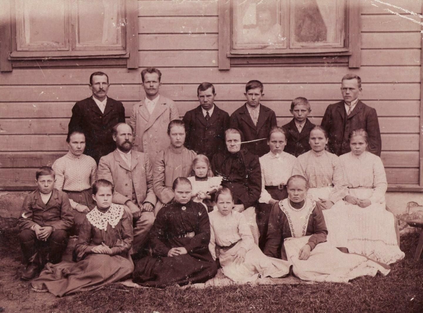 Историческая финская семья, состоящая из нескольких поколений Историческая финская семья, состоящая из нескольких поколений - РИА Новости, 1920, 29.12.2021