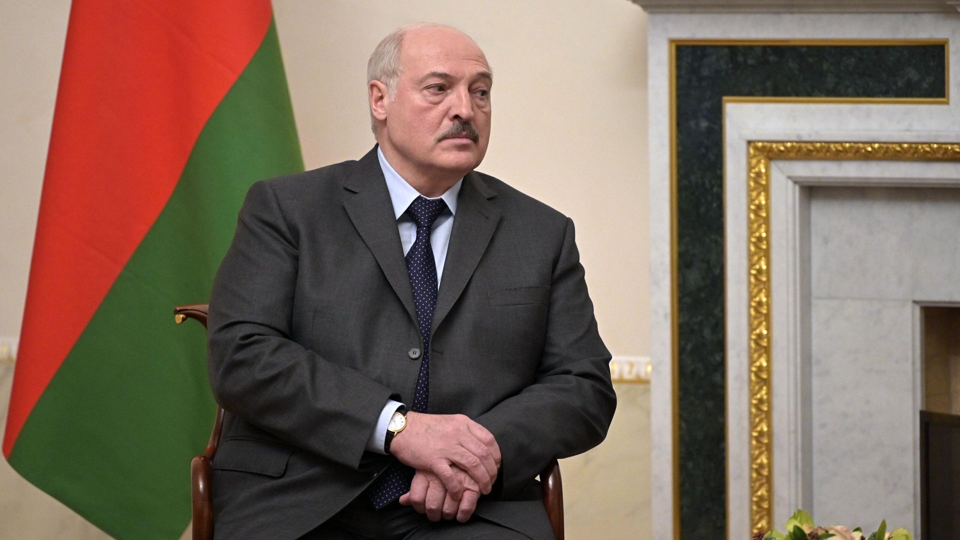 Президент Белоруссии Александр Лукашенко во время встречи с президентом РФ Владимиром Путиным в Овальном зале Константиновского дворца Президент Белоруссии Александр Лукашенко во время встречи с президентом РФ Владимиром Путиным в Овальном зале Константиновского дворца - РИА Новости, 1920, 03.01.2022