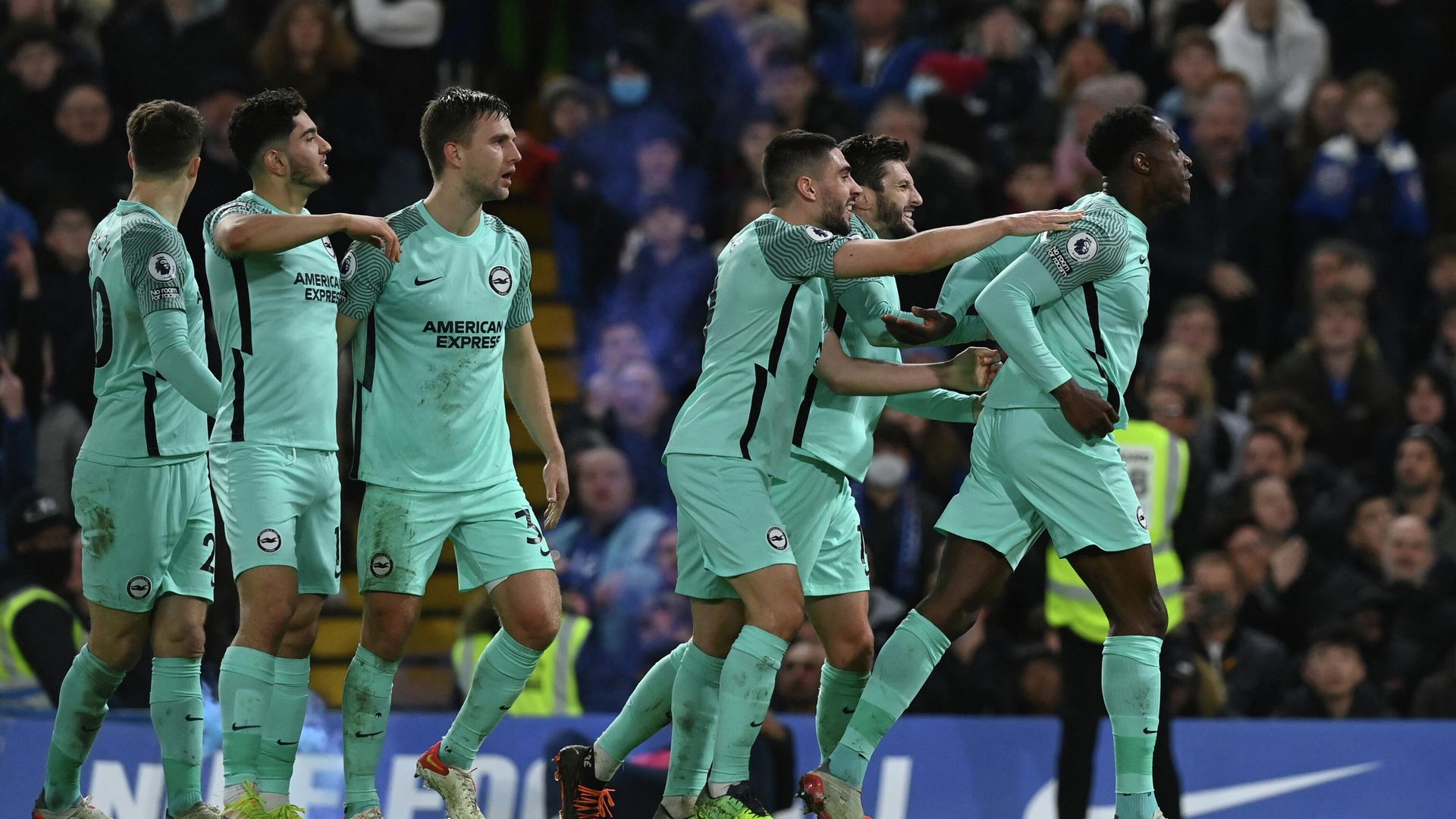 Brighton's English striker Danny Welbeck (R) celebrates with teammates after he scores his team's opening goal during the English Premier League football match between Chelsea and Brighton and Hove Albion at Stamford Bridge in London on December 29, 2021. (Photo by Glyn KIRK / AFP) / RESTRICTED TO EDITORIAL USE. No use with unauthorized audio, video, data, fixture lists, club/league logos or 'live' services. Online in-match use limited to 120 images. An additional 40 images may be used in extra time. No video emulation. Social media in-match use limited to 120 images. An additional 40 images may be used in extra time. No use in betting publications, games or single club/league/player publications. / Brighton's English striker Danny Welbeck (R) celebrates with teammates after he scores his team's opening goal during the English Premier League football match between Chelsea and Brighton and Hove Albion at Stamford Bridge in London on December 29, 2021. (Photo by Glyn KIRK / AFP) / RESTRICTED TO EDITORIAL USE. No use with unauthorized audio, video, data, fixture lists, club/league logos or 'live' services. Online in-match use limited to 120 images. An additional 40 images may be used in extra time. No video emulation. Social media in-match use limited to 120 images. An additional 40 images may be used in extra time. No use in betting publications, games or single club/league/player publications. / - РИА Новости, 1920, 30.12.2021