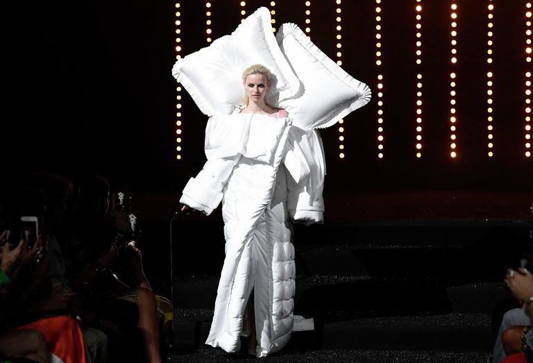 Модель представляет творение из коллекции Viktor & Rolf  на показе коллекции Haute Couture в Париже