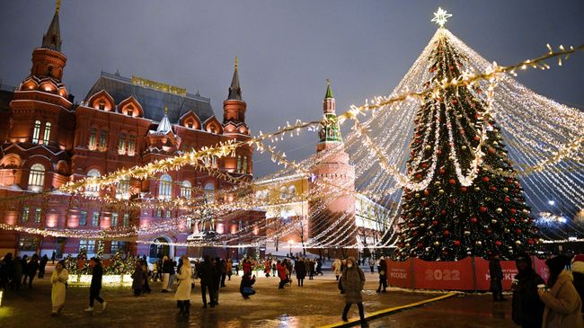 Новогодняя елка с гирляндами на Манежной площади в Москве