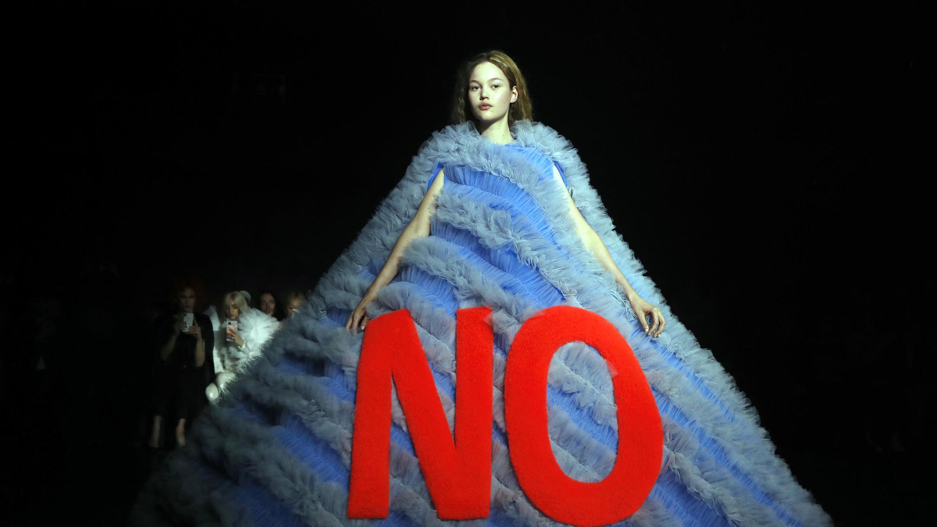Модель представляет творение из коллекции Viktor & Rolf на показе коллекции Haute Couture в Париже Модель представляет творение из коллекции Viktor & Rolf на показе коллекции Haute Couture в Париже - РИА Новости, 1920, 10.01.2022