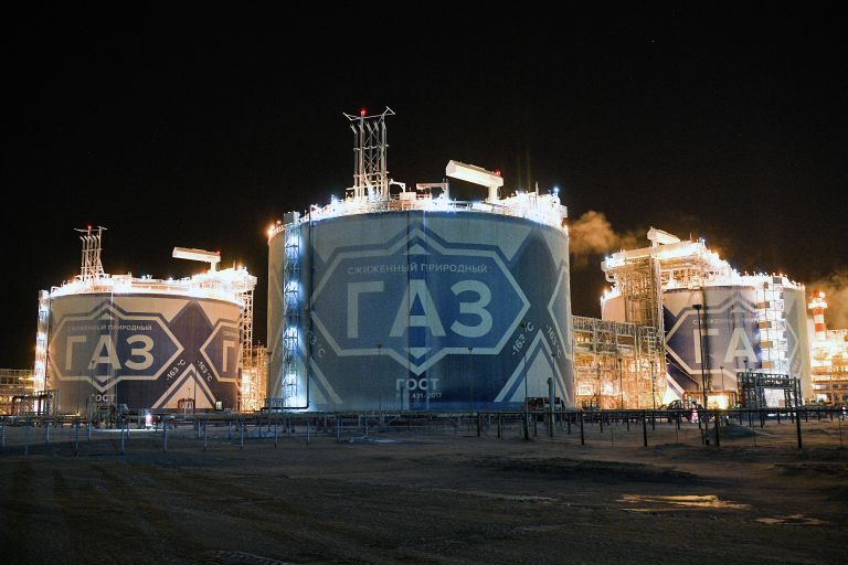 Завод по производству сжиженного природного газа Ямал СПГ в морском порту Саббета на западном берегу Обской губы Карского моря Завод по производству сжиженного природного газа Ямал СПГ в морском порту Саббета на западном берегу Обской губы Карского моря