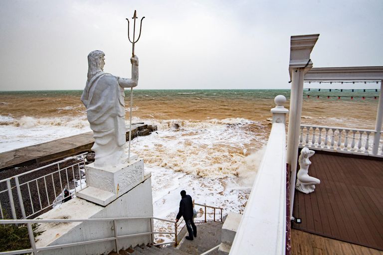 Шторм на море у берега поселка Николаевка в Крыму Шторм на море у берега поселка Николаевка в Крыму