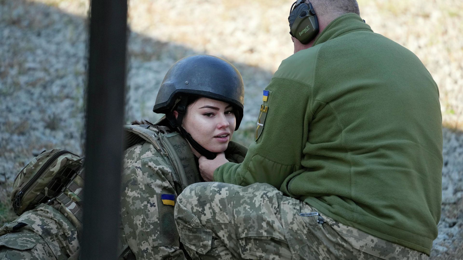 Военнослужащий поправляет шлем женщины-резервиста территориальных сил обороны Украины на военном полигоне под Киевом Военнослужащий поправляет шлем женщины-резервиста территориальных сил обороны Украины на военном полигоне под Киевом - РИА Новости, 1920, 17.01.2022